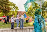 
                                  Jahnplatz-Fest – Kinder streicheln Pferd